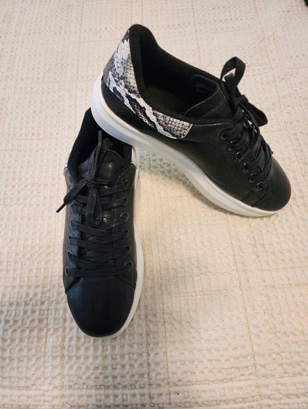 Seven7 Women's Black & White Lace-Up Sneakers Snake-Print Sz 9 Mobwife Comfort